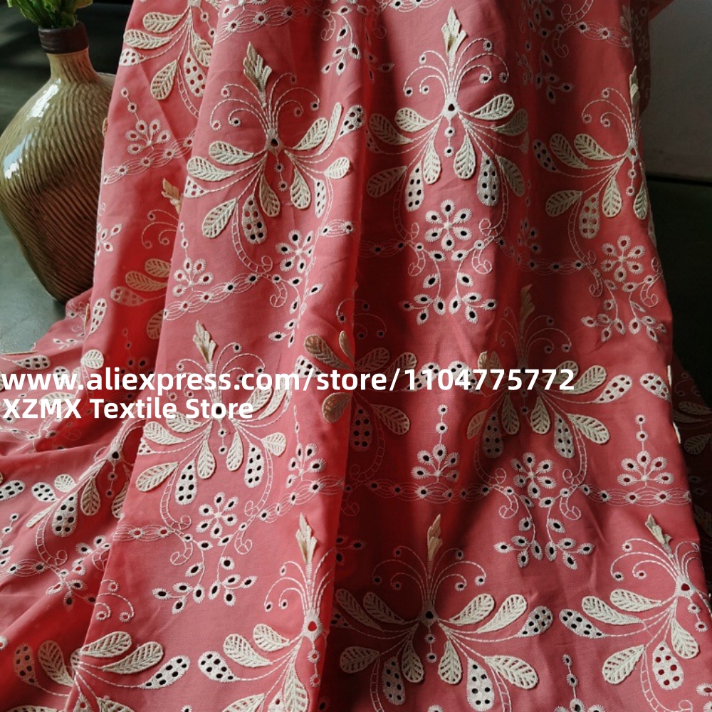 Vintage Sewing Textile - Czerwona tkanina z trójwymiarowym haftem kwiatowym,
